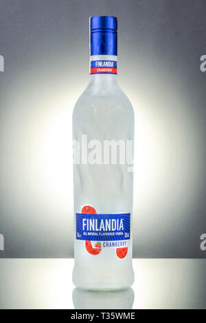 Finlandia Wodka auf Farbübergang Hintergrund Stockfoto