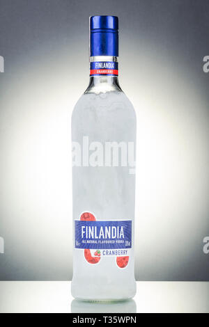 Finlandia Wodka auf Farbübergang Hintergrund Stockfoto