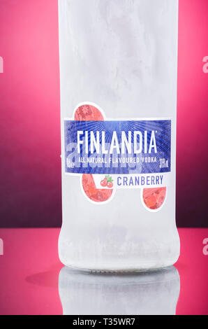 Finlandia Wodka auf Farbübergang Hintergrund Stockfoto