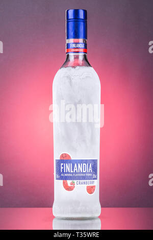 Finlandia Wodka auf Farbübergang Hintergrund Stockfoto