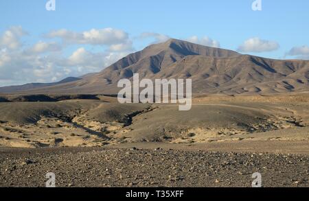 Erodiert vulkanische Landschaft von Los Ajaches Naturdenkmal, Lanzarote, Kanarische Inseln, Februar. Stockfoto