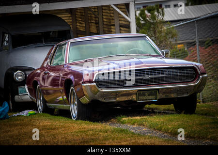 Classic 1967 Ford Thunderbird vor der Garage geparkt in Seattle. Stockfoto