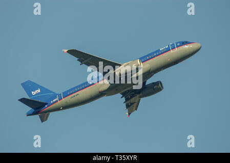 BMI British Midland International Airbus Jet Flugzeug G-MIDZ startet vom Flughafen London Heathrow, London, UK, in blauem Himmel Stockfoto