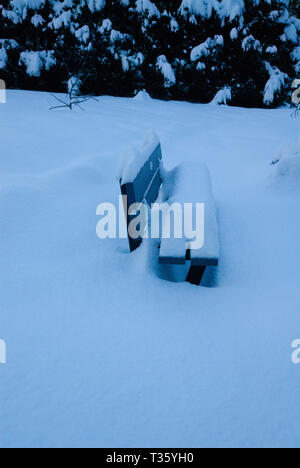 Eine schneebedeckte Bank in Surrey, British Columbia, Kanada Stockfoto