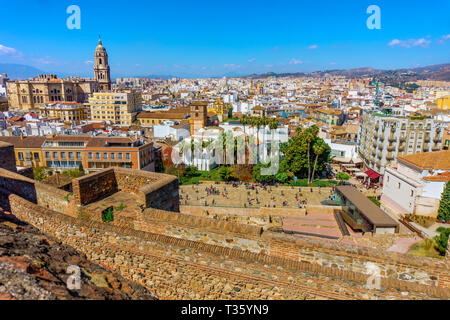 Panorama Stadtbild Luftaufnahme von Malaga, Spanien. Santa Iglesia Kathedrale Basilica von Lady der Menschwerdung von der Alcazaba Schloss und Touristen auf dem Stockfoto