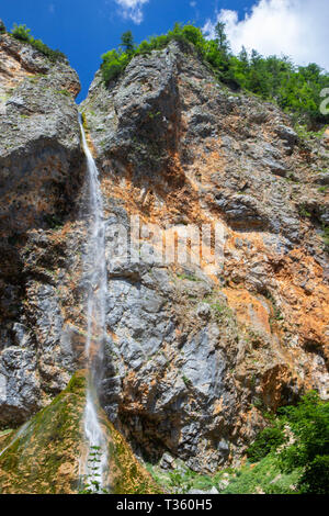 Rinka Falls ist ein Wasserfall im Logar-tal, nördlichen Slowenien Stockfoto