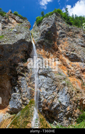 Rinka Falls ist ein Wasserfall im Logar-tal, nördlichen Slowenien Stockfoto