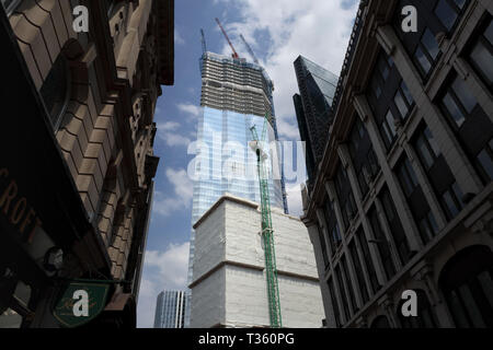 Blick auf die Spitze der teilweise verglasten neue Wolkenkratzer Office Block, 22 Bishopsgate, im Bau in der City von London finacial District, EC2 Stockfoto