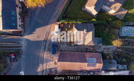 Luftaufnahme von Bradwell, Hope Valley - eine kleine englische Stadt, die von einer Drohne hoch oben am Nachmittag Licht aufgenommen - 2018 Stockfoto