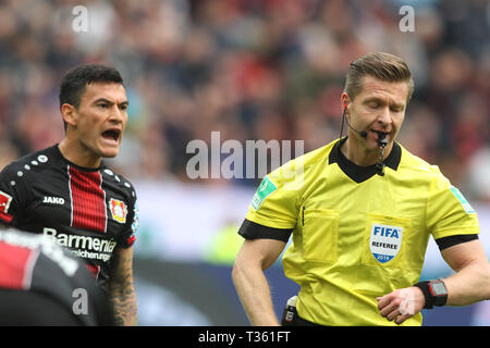 Charles Aranguiz Leverkusen (L) und der Schiedsrichter werden gesehen, reagieren bei dem Bundesligaspiel zwischen Bayer 04 Leverkusen und RB Leipzig in der BayArena. (Endstand; Bayer 04 Leverkusen 2:4 RB Leipzig) Stockfoto