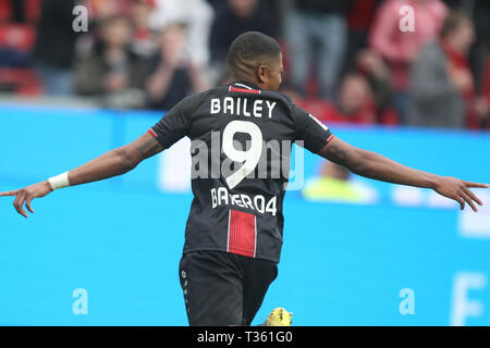 Leon Bailey von Leverkusen gesehen feiern, nachdem er ein Ziel bei dem Bundesligaspiel zwischen Bayer 04 Leverkusen und RB Leipzig in der BayArena. (Endstand; Bayer 04 Leverkusen 2:4 RB Leipzig) Stockfoto