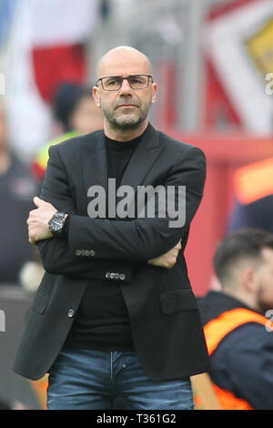 Head Coach Peter Bosz von Bayer 04 Leverkusen bei dem Bundesligaspiel zwischen Bayer 04 Leverkusen und RB Leipzig in der BayArena gesehen. (Endstand; Bayer 04 Leverkusen 2:4 RB Leipzig) Stockfoto