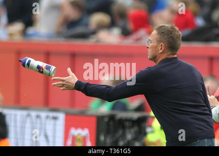 Trainer Ralf Rangnick von Leipzig gesehen Reagieren während dem Bundesligaspiel zwischen Bayer 04 Leverkusen und RB Leipzig in der BayArena. (Endstand; Bayer 04 Leverkusen 2:4 RB Leipzig) Stockfoto