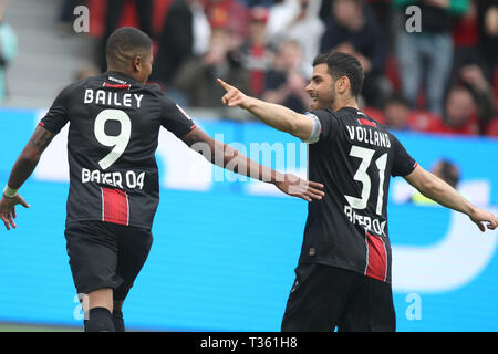 Leon Bailey von Leverkusen und Kevin Volland werden gesehen, Feiern, nachdem er ein Ziel bei dem Bundesligaspiel zwischen Bayer 04 Leverkusen und RB Leipzig in der BayArena. (Endstand; Bayer 04 Leverkusen 2:4 RB Leipzig) Stockfoto