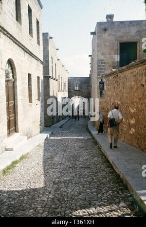 Vintage Travel Foto der gepflasterten Straße der Ritter im Palast der Großmeister der Ritter von Rhodos in Griechenland, im Oktober 1973 übernommen. Stockfoto