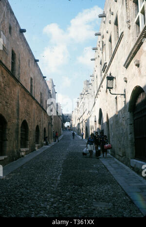 Vintage Travel Foto der gepflasterten Straße der Ritter im Palast der Großmeister der Ritter von Rhodos in Griechenland, im Oktober 1973 übernommen. Stockfoto