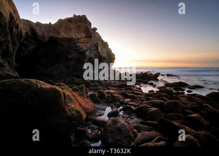 Felsformationen wie die Sonne über Laguna Beach. Stockfoto