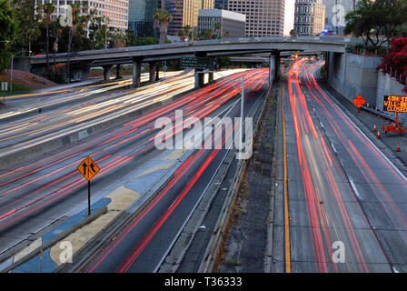 Streifen Scheinwerfer und Heckleuchten wie die Nacht über den Hafen Autobahn in Los Angeles fällt. Stockfoto