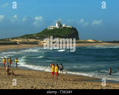 NEWCASTLE, AUSTRALIEN - April 3, 2016 Nobbys Head und Strandurlauber im Freien genießen in Newcastle Stockfoto