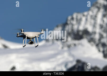 Nahaufnahme der Drohne fliegen vor Mount Shuksan im Herbst vom Mount Baker-Snoqualmie National Forest Stockfoto