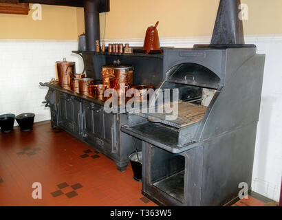 Herd, Grill, Öfen, und Kupfer Pfannen in der Küche von Biltmore House, Asheville, North Carolina, USA, 2017. Stockfoto