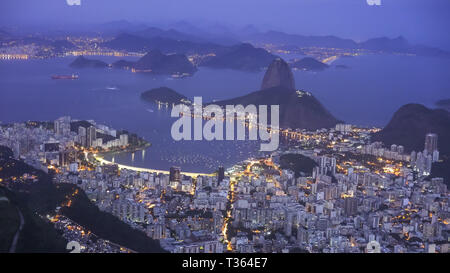 Night Shot von Botafogo und Zuckerhut mountai in Rio de Janeiro, Brasilien Stockfoto