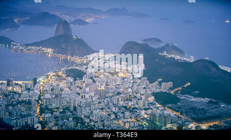 Medium Nacht geschossen von Botafogo und Zuckerhut in Rio Stockfoto