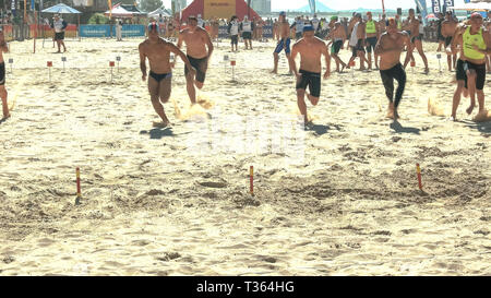 Cairns, Queensland, Australien - 22. APRIL 2016: Boy's Surf Life Saving Beach Flags Rennen Stockfoto