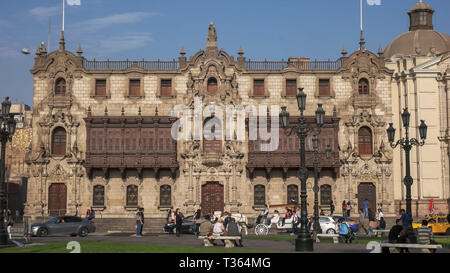 LIMA, PERU - Juni, 12, 2016: Blick auf die Fassade der Palast des Erzbischofs in Lima, Peru Stockfoto