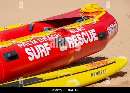 Surf Rettungsschwimmer Ausrüstung einschließlich Schlauchboot Surfboot mit Außenborder Und Surfbretter auf Palm Beach, Sydney, Australien Stockfoto