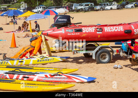 Surf rescue Training Bereich auf Palm Beach in Sydney mit dummy Normpuppe zu üben rettet auf und gelb Surfbretter, Sydney, Australien Stockfoto