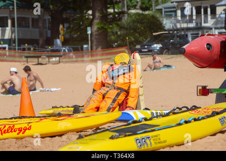 Surf rescue Training Bereich auf Palm Beach in Sydney mit dummy Normpuppe zu üben rettet auf und gelb Surfbretter, Sydney, Australien Stockfoto