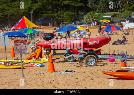 Surf rescue Rettungsschwimmer Ausrüstung einschließlich Beiboot mit Außenbordmotor und Surfbretter auf Palm Beach, Sydney, Australien Stockfoto