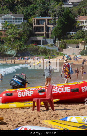 Surf rescue Rettungsschwimmer Ausrüstung einschließlich Beiboot mit Außenbordmotor und Surfbretter auf Palm Beach, Sydney, Australien Stockfoto