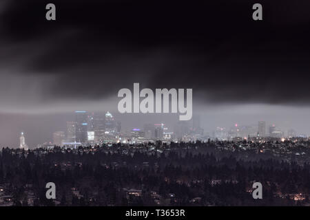 Lange Belichtung von Seattle Schneesturm in der Nacht Stockfoto