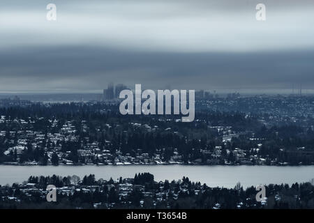 Lange Belichtung von Seattle bei Sonnenuntergang nach Schneesturm in 2019 Stockfoto