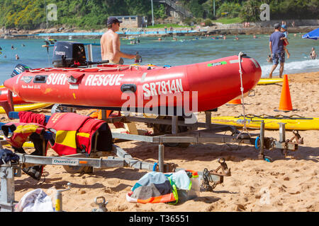 Surf rescue Rettungsschwimmer Ausrüstung einschließlich Beiboot mit Außenbordmotor und Surfbretter auf Palm Beach, Sydney, Australien Stockfoto