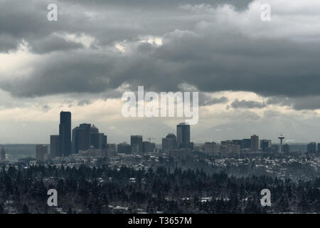 Lange Belichtung von Seattle bei Sonnenuntergang nach Schneesturm in 2019 Stockfoto