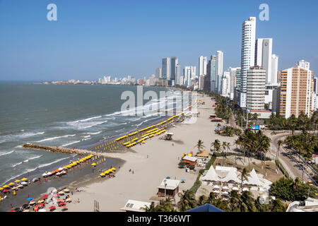Cartagena Kolumbien, Bocagrande, karibisches Meerwasser, öffentliche Strandstrände, Verleih von Sonnenschirmen, Skyline der Stadt, Hochhaus am Meer, Küstenhäuser Stockfoto