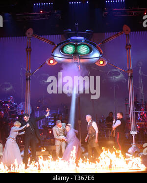 Feb 12, 2016 - London, England, UK - "Der Krieg der Welten"-Cast Photocall in Kostüm durchführen, wie Sie neue Musical auf KLASSI HG Wells' fördern Stockfoto