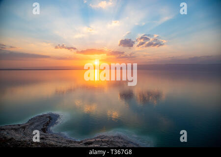 Sonnenuntergang über dem Toten Meer, Blick von Jordanien nach Israel und die Berge von Judäa. Madaba Governorate und Karak governatorats. Reflexion der Sonne, Himmel ein Stockfoto