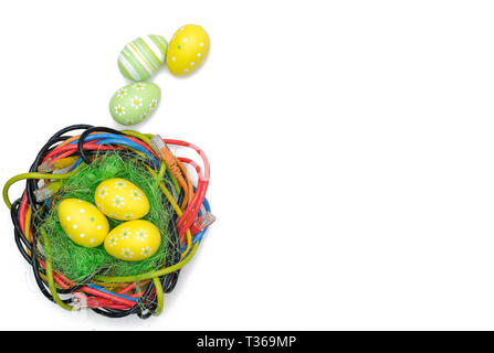 Ostereier und Nest von Internet Kabel auf weißem Hintergrund Stockfoto