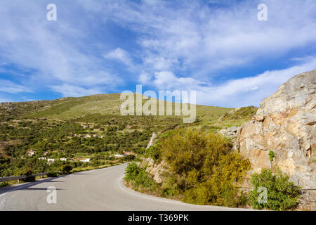 Asphaltierte Straße an der Westküste von Kreta an einem sonnigen Frühlingstag. Griechenland, Europa Stockfoto