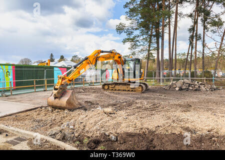 Gelb Caterpillar verfolgt JCB JS 130 LC schwerem Bagger Raupenbagger mit Schaufel Schaufel an der RHS Gärten, Wisley, Surrey, Großbritannien Stockfoto