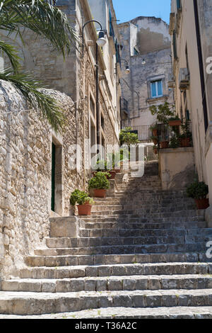 Leere steinerne Stufen der Treppe im alten Hügel Stadt Modica Alta berühmt für die barocke Architektur, South East Sizilien Stockfoto