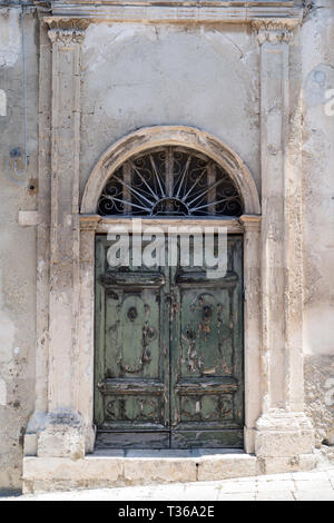 Alte Tür in Modica Alta bekannt für ihre barocke Architektur, South East Sizilien, Italien Stockfoto
