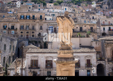 Religiöse Statue an der Kathedrale Kirche Chiesa di San Pietro Apostolo Kirche in Modica Bassa, Sizilien Stockfoto