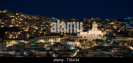 Beleuchtete Gebäude im alten Hügel Stadt Modica Alta bekannt für ihre barocke Architektur, South East Sizilien Stockfoto