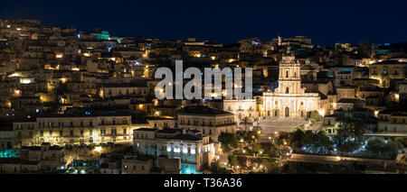 Beleuchtete Gebäude im alten Hügel Stadt Modica Alta bekannt für ihre barocke Architektur, South East Sizilien Stockfoto