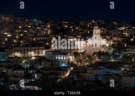 Beleuchtete Gebäude im alten Hügel Stadt Modica Alta bekannt für ihre barocke Architektur, South East Sizilien Stockfoto